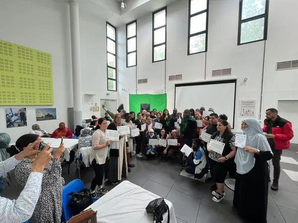 grand groupe de personnes montrant leurs diplômes