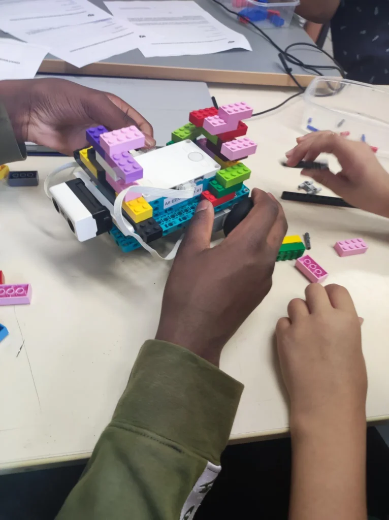enfants qui construisent un robot