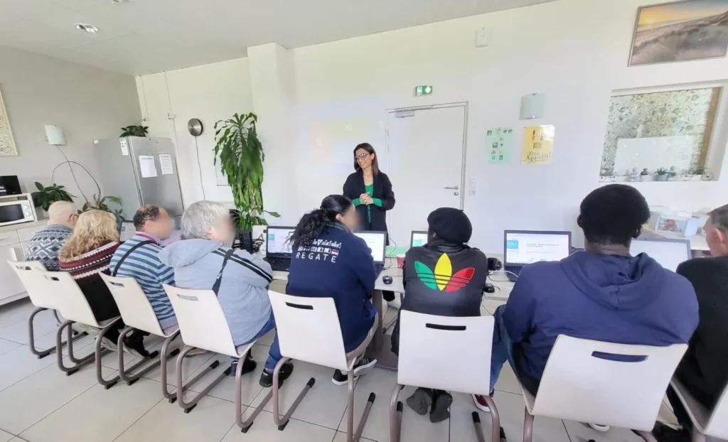 groupe de personnes assistant à un cours
