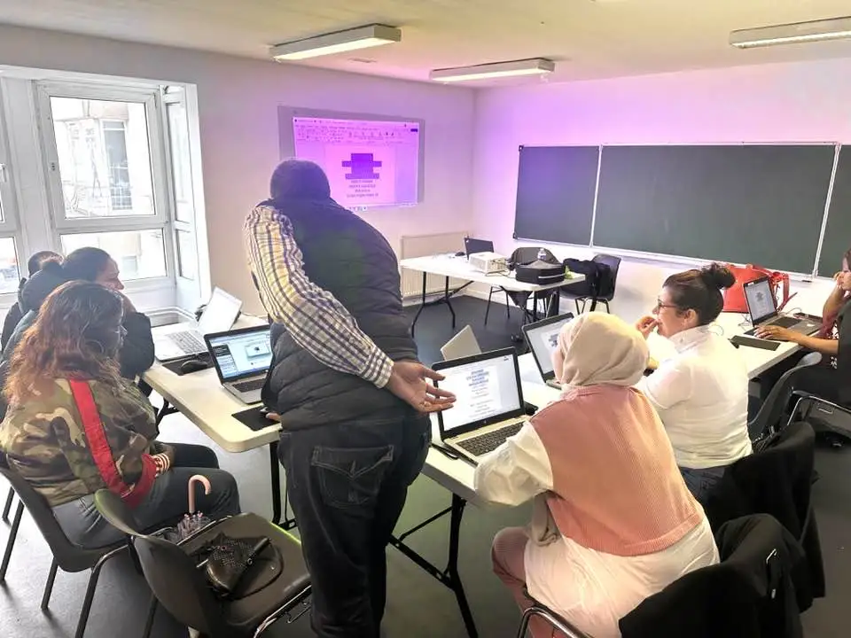 personnes qui apprennes sur des ordinateurs