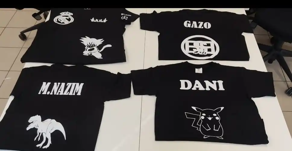 flocage sur des T-shirts noir