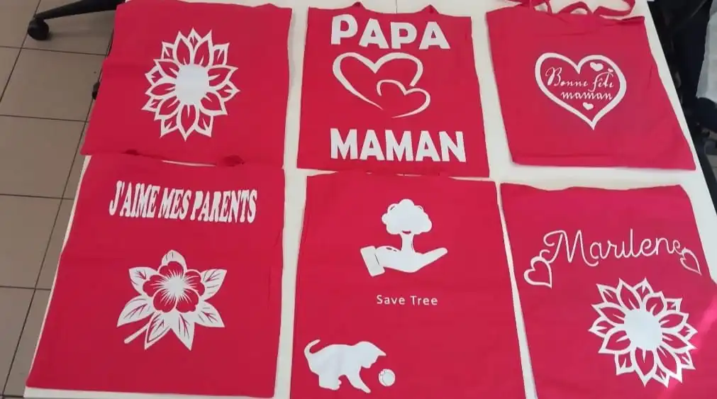 flocage sur des T-shirts rouge