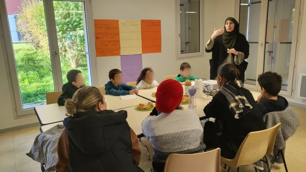 enfants écoutant un adulte parlé
