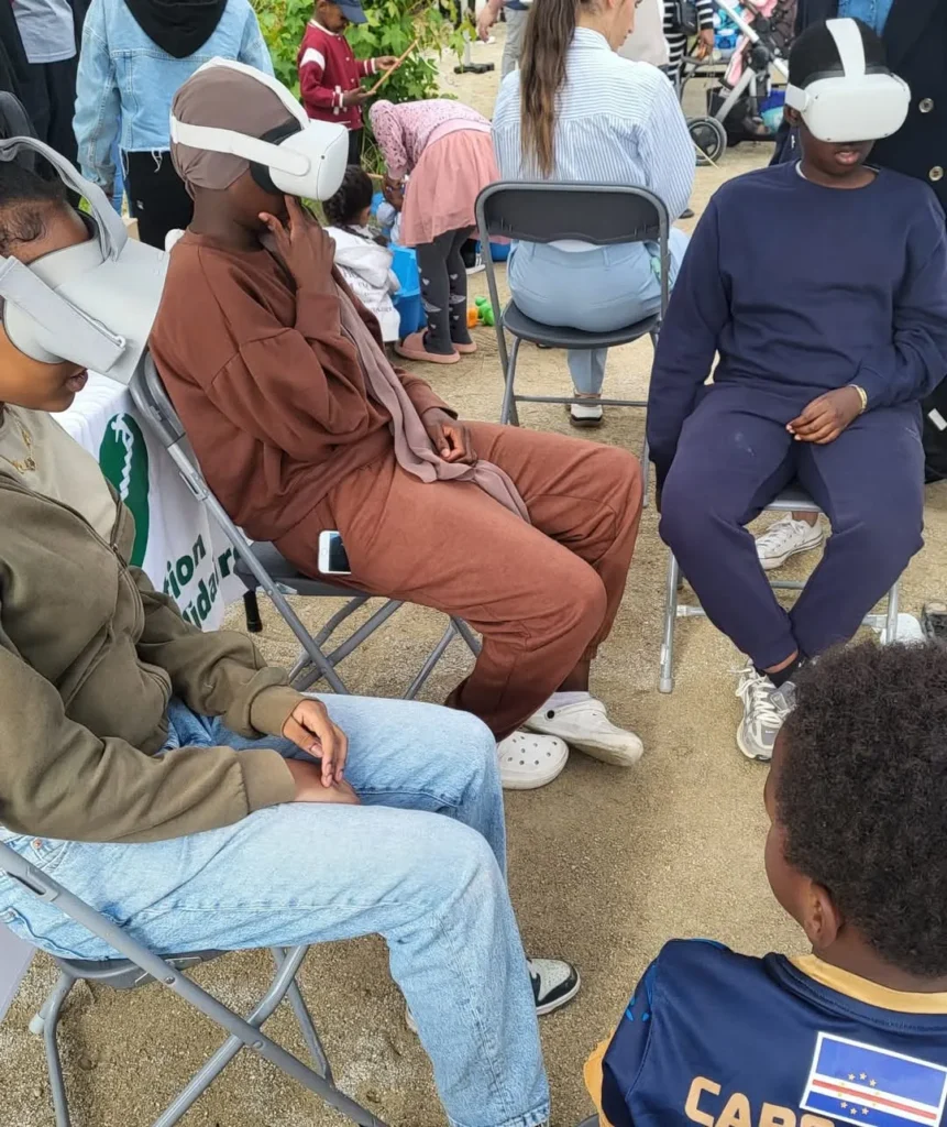 enfants avec un casque de réalité virtuelle
