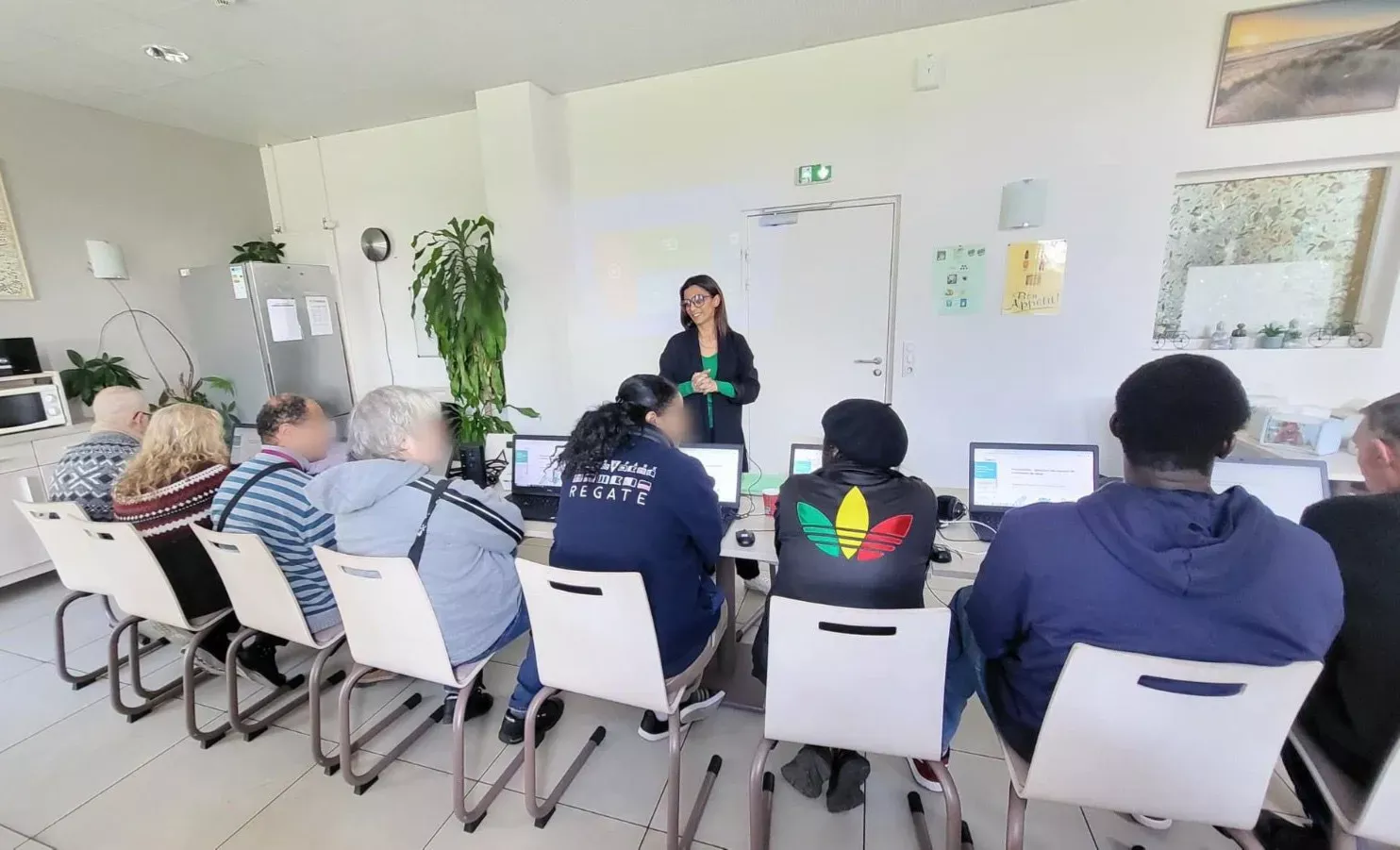 PSCoursClasse_11zon groupe de personnes assistant Ă un cours